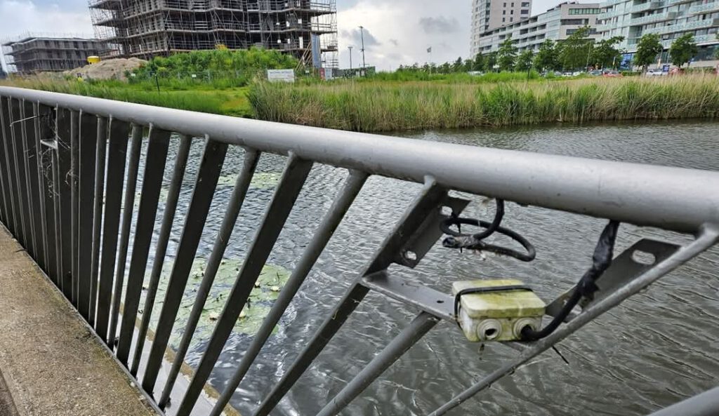 Wijkraad Nesselande laat verlichting en wegdek bruggen metrostation repareren